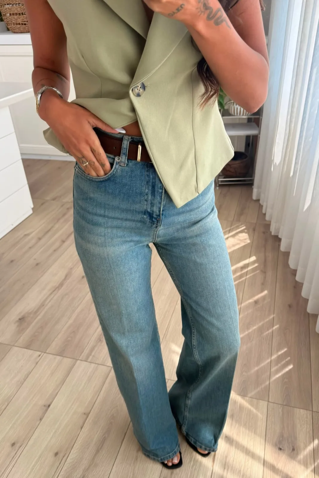 Kemerli Boru Paça Mavi Eskitme Jean