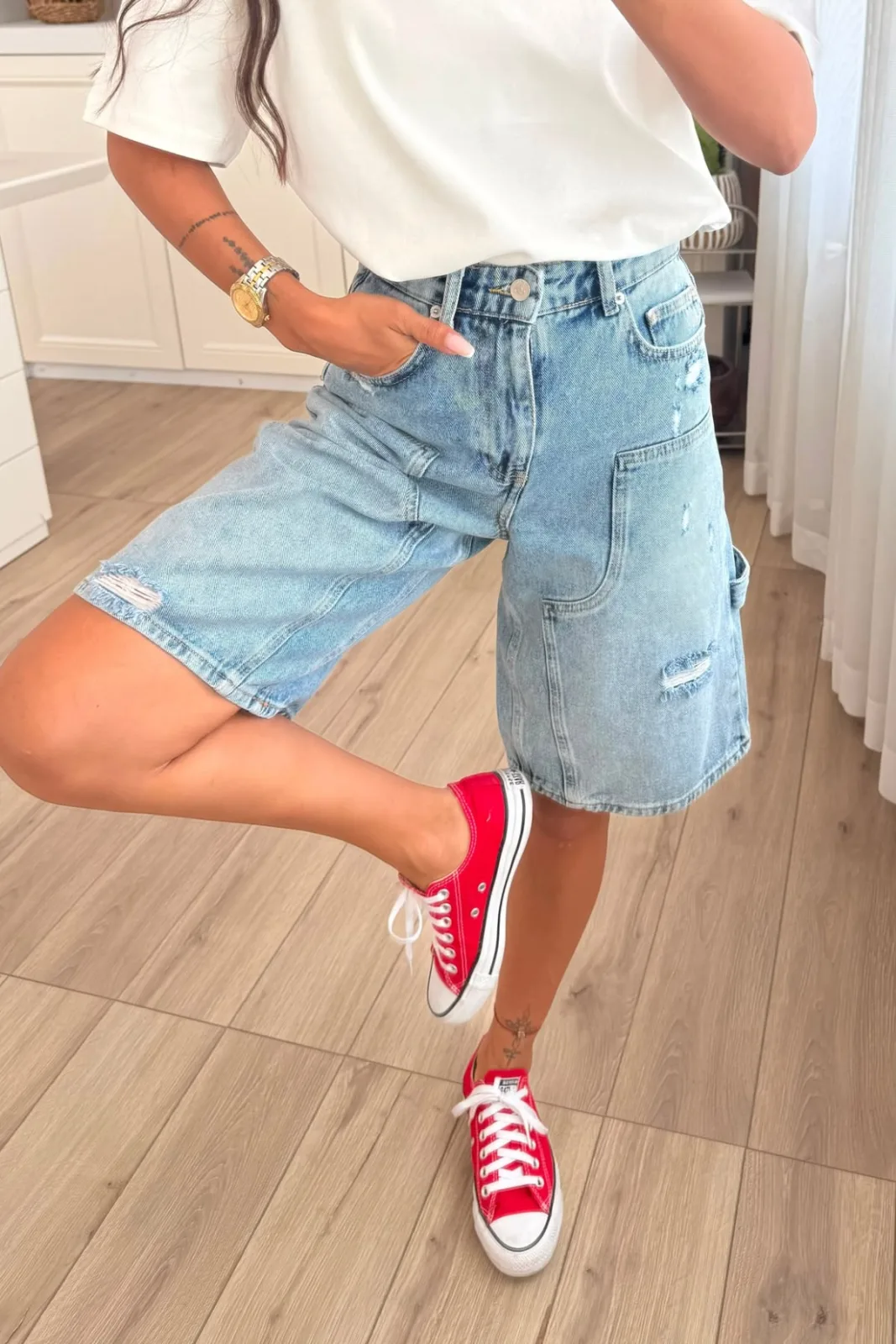 Kuşaklı Yırtık Denim Şort