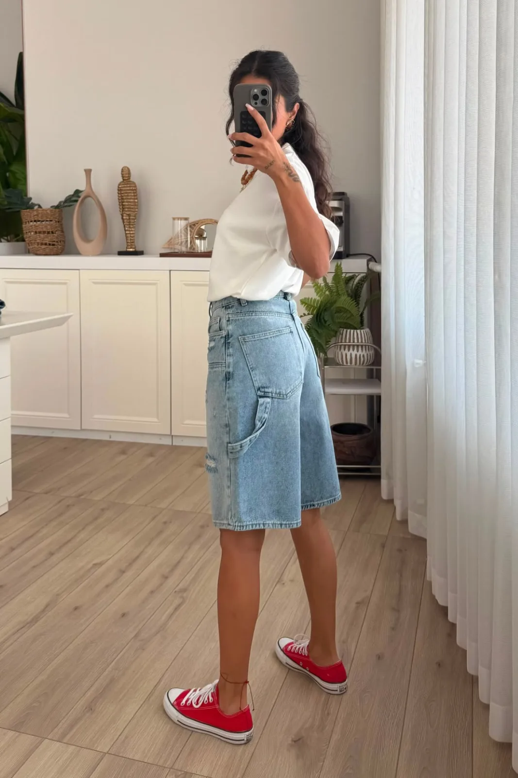 Kuşaklı Yırtık Denim Şort
