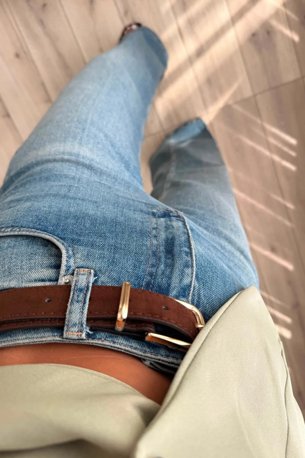 Kemerli Boru Paça Mavi Eskitme Jean