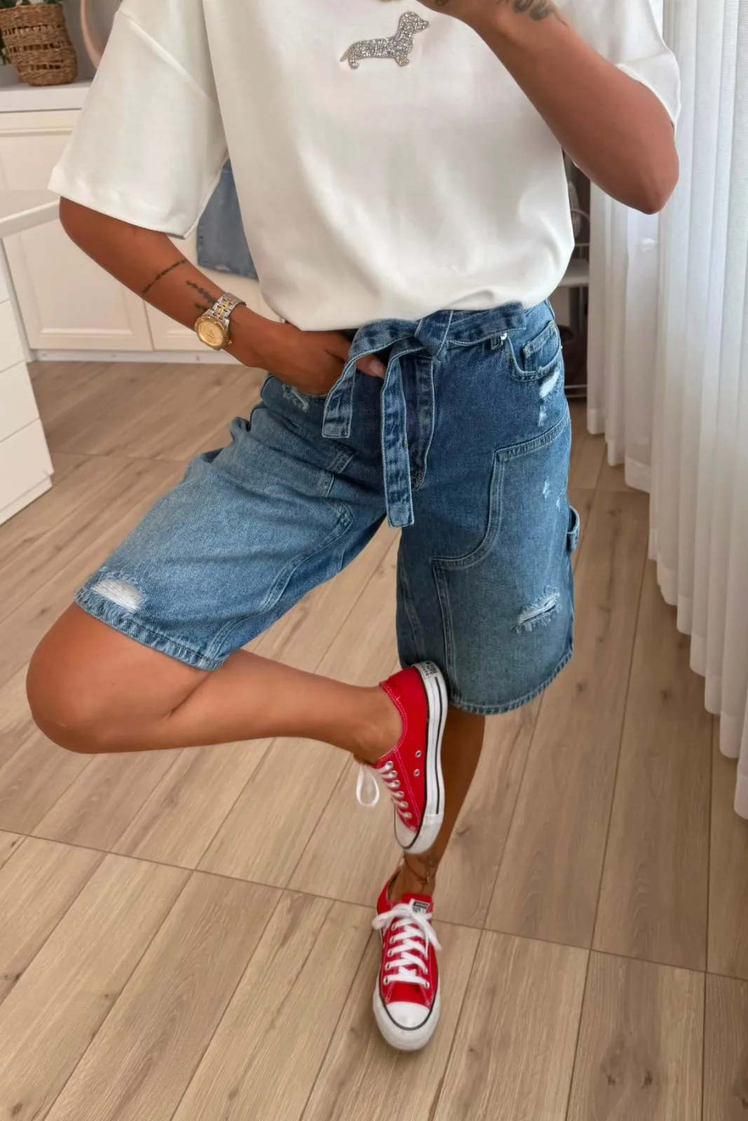 Kuşaklı Yırtık Denim Şort