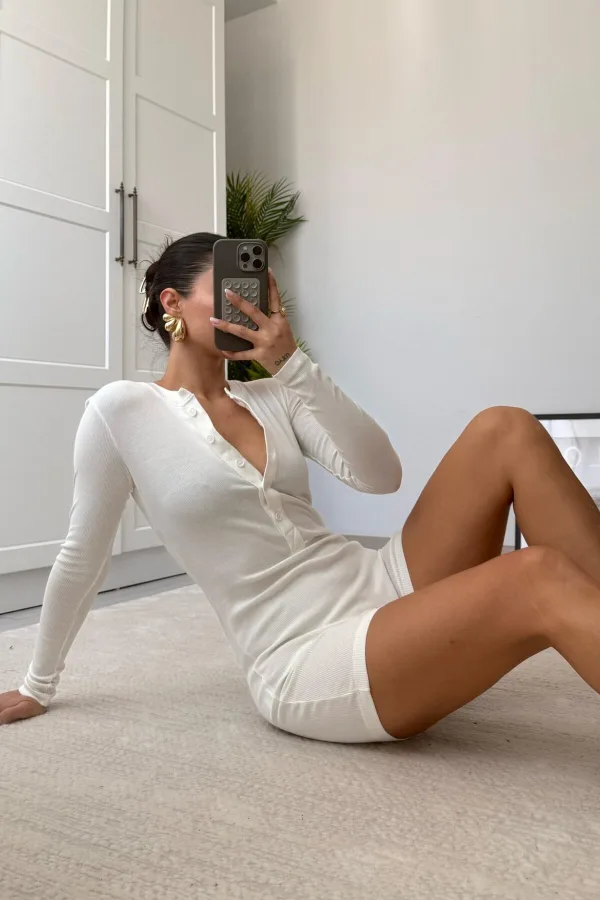 Düğmeli Beyaz Mini Tulum