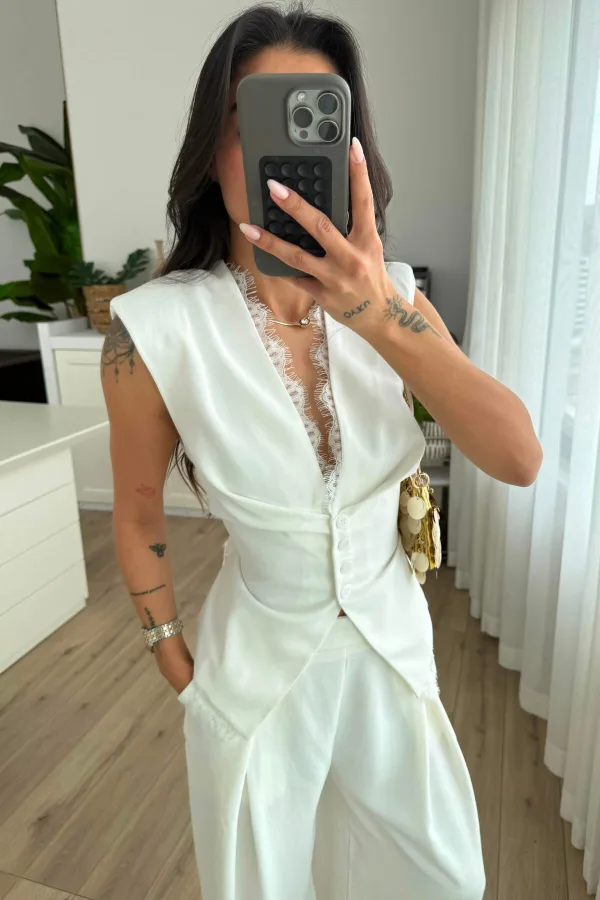 Yakası Dantel Detaylı Yelek Ekru