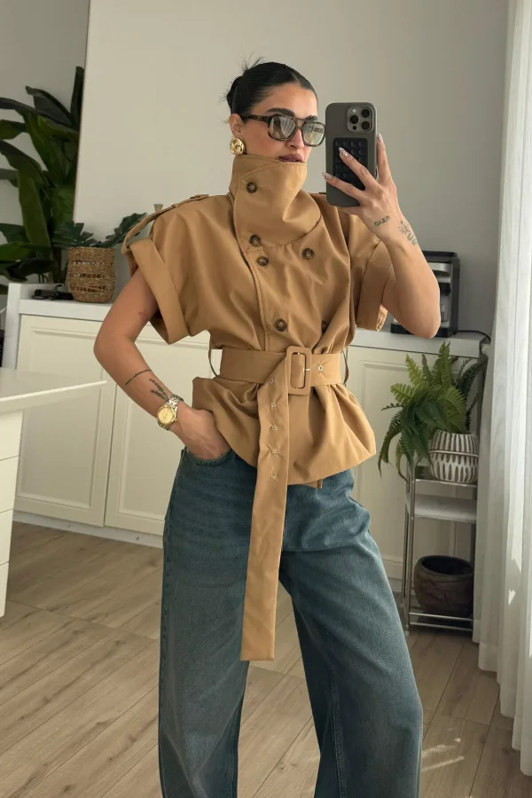 Kısa Kollu Dik Yaka Trenç Camel